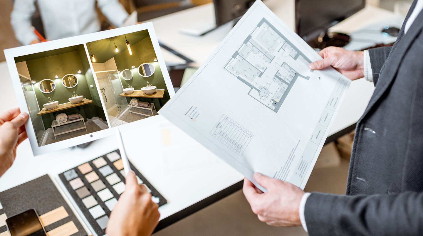 Main consultant des devis de rénovation détaillés avec calculatrice et échantillons de matériaux sur une table de chantier